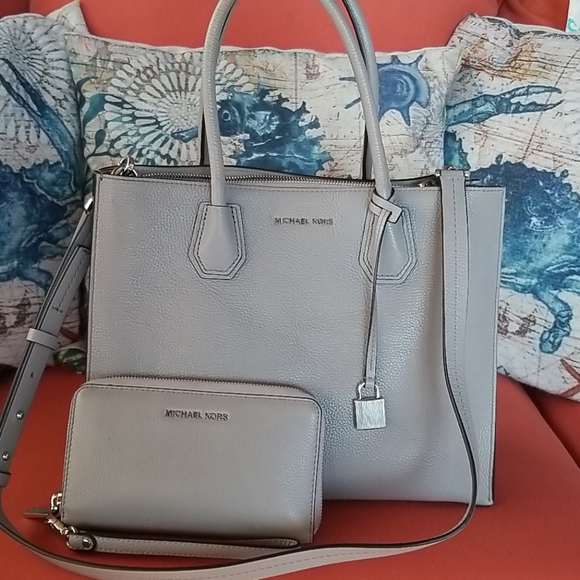 Michael Kors Handbags - SALE💥Michael Kors Mercer Bag & Wallet